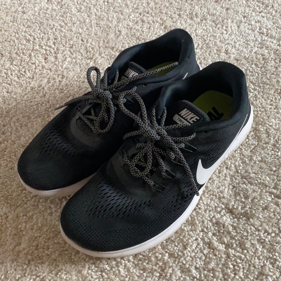 black and white Nike sneakers - Picture 1 of 4